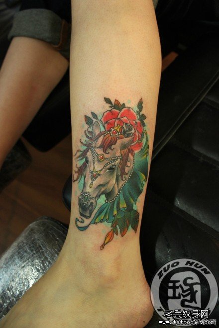 女生腿部精美潮流的一款马纹身图案