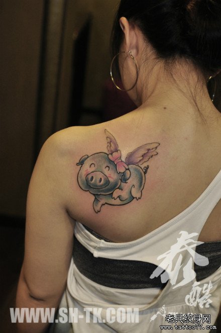 女生肩背可爱的小飞猪纹身图案