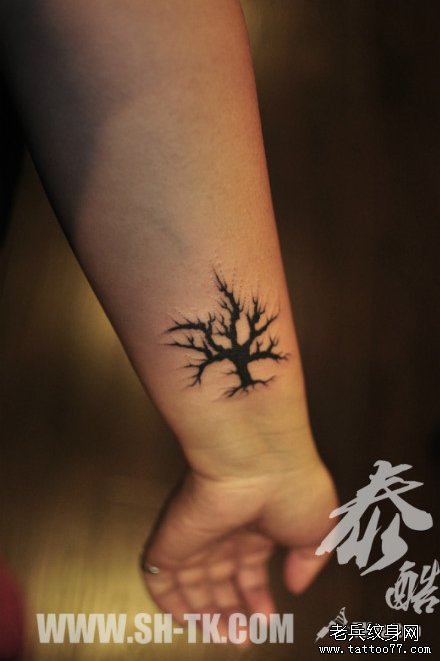 女生手腕小巧潮流的图腾树纹身图案