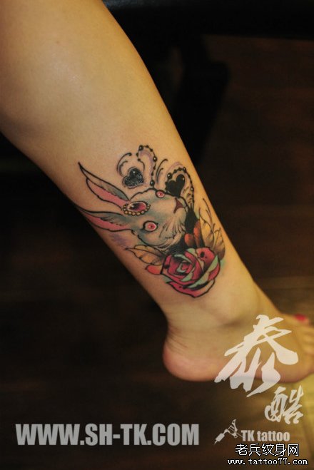女生腿部可爱时尚的兔子纹身图案