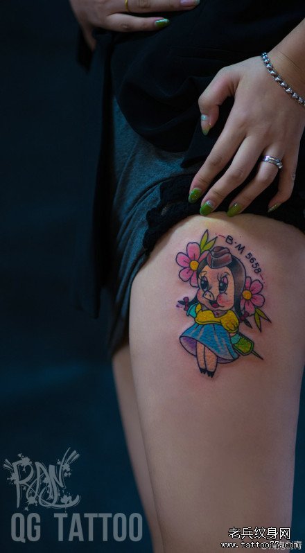 女生腿部可爱潮流的卡通小猪纹身图案