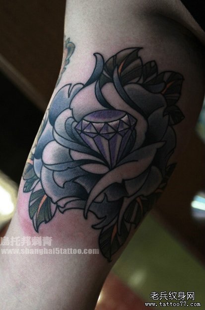 手臂内侧潮流精美的钻石与玫瑰纹身图案