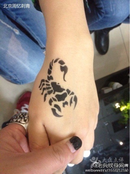 女生手背时尚潮流的图腾蝎子纹身图案