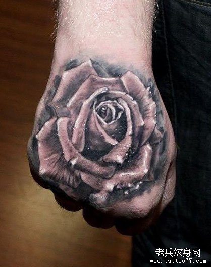 手背一款时尚经典的黑灰玫瑰纹身图案