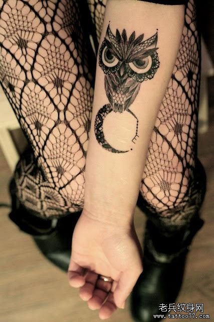 女生手臂时尚潮流的一款猫头鹰纹身图案