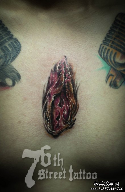 男人前胸一款女性生殖器官纹身图案