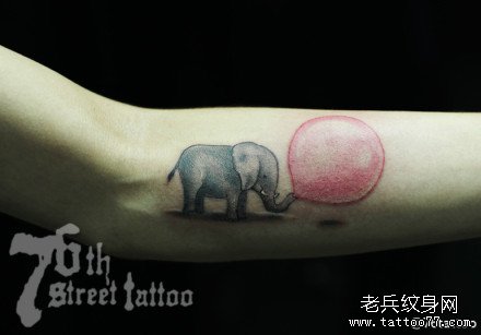 女生手臂可爱的吹气球的小象纹身图案