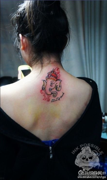 女生后脖子时尚潮流的彩色象神纹身图案