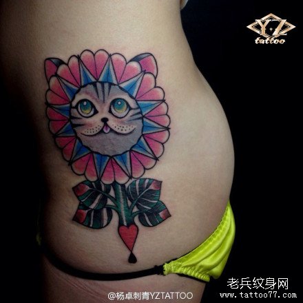 美女腰部可爱潮流的猫咪纹身图案_武汉纹身店
