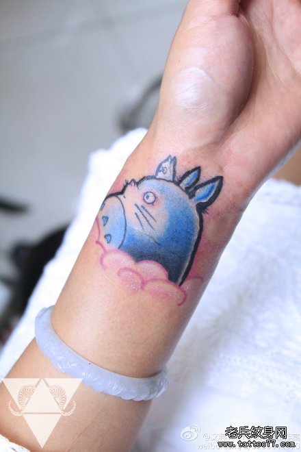 女生手臂可爱经典的龙猫纹身图案