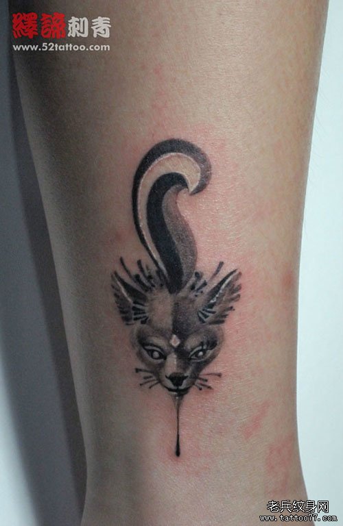 腿部一款潮流可爱的小狐狸纹身图案