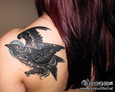 女生肩背时尚很酷的黑灰乌鸦纹身图案