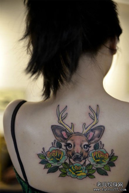 女生后背可爱潮流的小鹿纹身图案