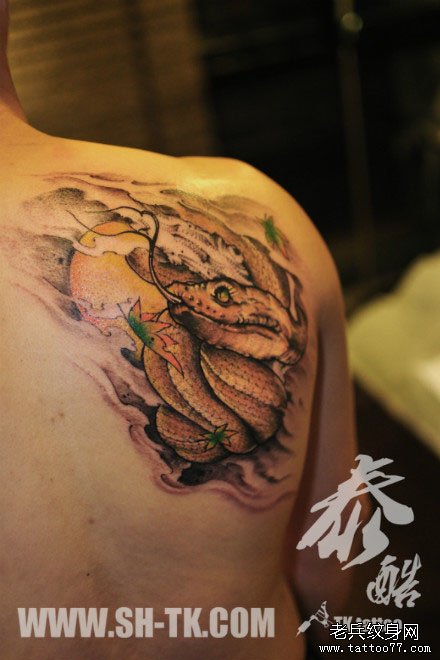 男生肩背经典很帅的金色的蛇纹身图案