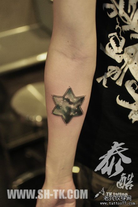 手臂精美潮流的星空六芒星纹身图案