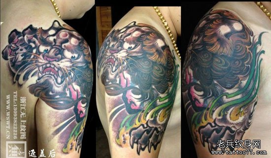 男人手臂肩膀处很酷经典的唐狮子纹身图案