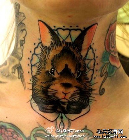 脖子处很酷时尚的兔子纹身图案