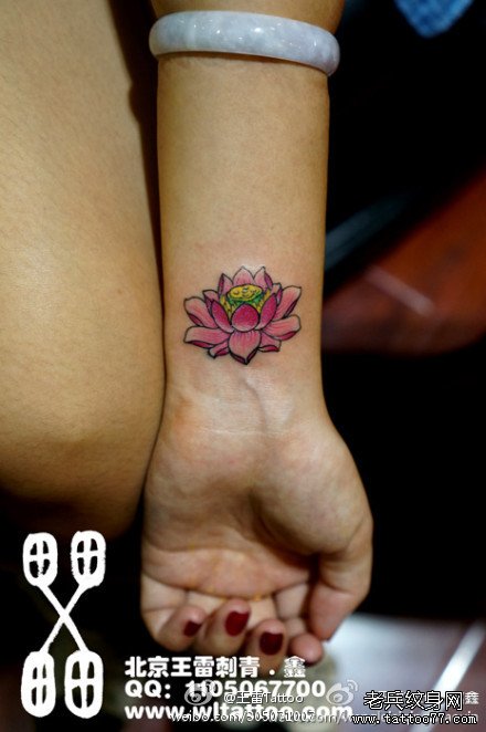女生手腕小巧精美的粉莲花纹身图案