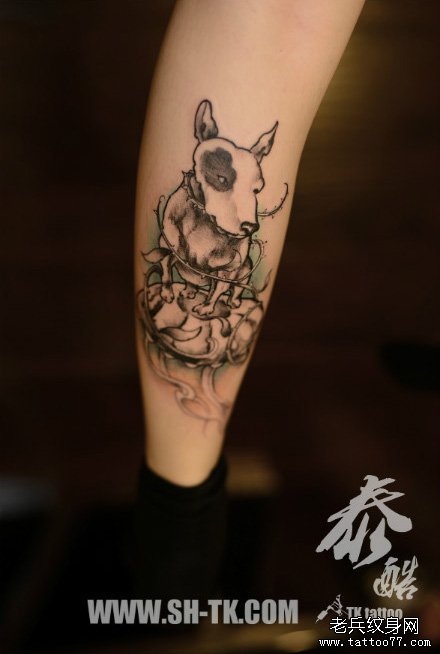 腿部时尚经典的一款牛头梗纹身图案