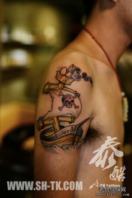 手臂潮流时尚的一款小海盗船纹身图案