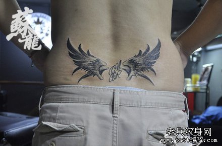 男生腰部唯美的黑灰翅膀纹身图案_武汉纹身店
