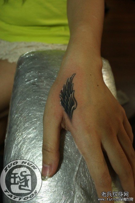 女生手部虎头小翅膀纹身图案