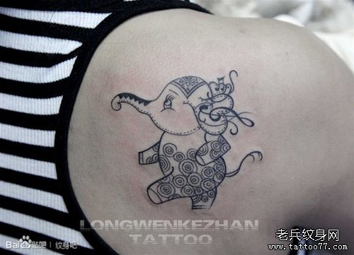 肩背可爱潮流的小象纹身图案