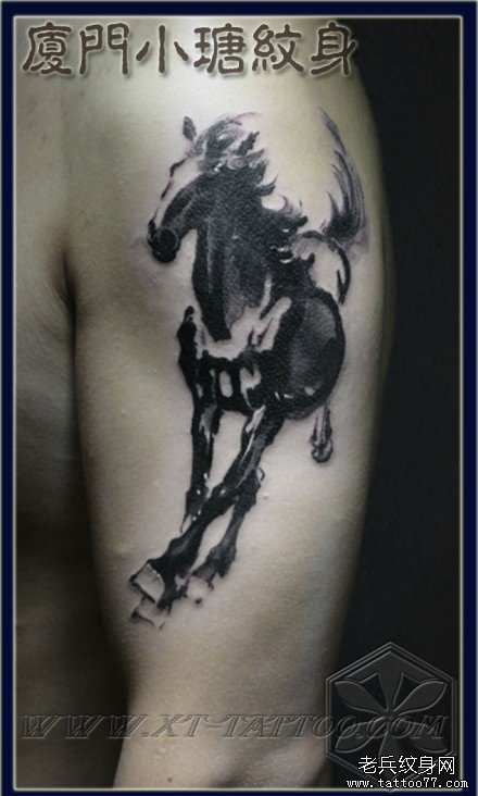 手臂时尚经典的黑灰水墨马纹身图案
