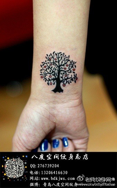 女生手腕小巧精美的小树纹身图案