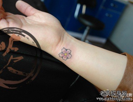 女生手腕小巧精美的樱花纹身图案