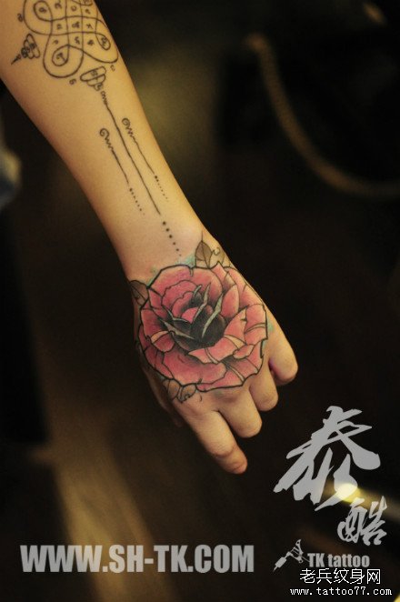 女生手背精美时尚的玫瑰花纹身图案