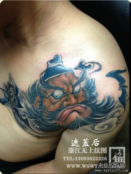 男生肩膀处经典的钟馗纹身图案