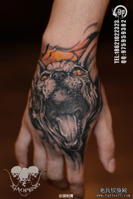 手背时尚很酷的一款猫头纹身图案