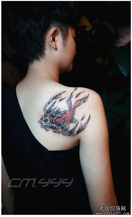 女生肩背潮流另类的小燕子纹身图案