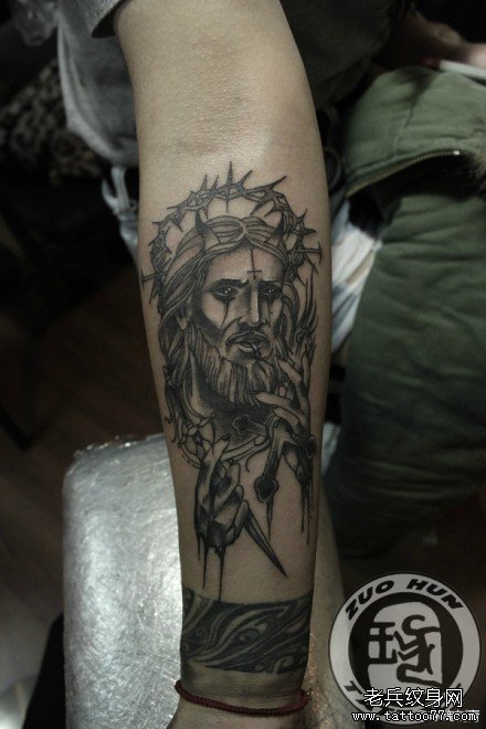 手臂经典时尚的耶稣纹身图案_武汉纹身店之家