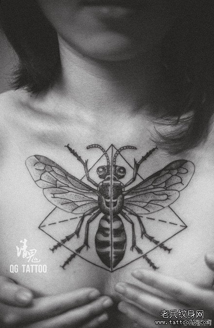 女生胸前时尚经典的小蜜蜂纹身图案