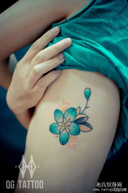 女生侧胸好看精美的花卉纹身图案_武汉纹身店