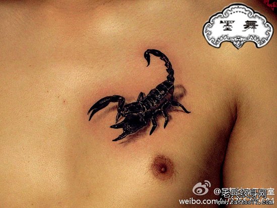 男生胸前时尚很酷的蝎子纹身图案
