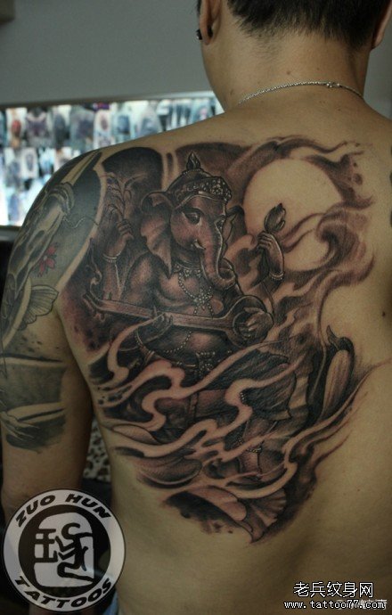 后背肩背经典的一款象鼻神纹身图案_武汉纹身