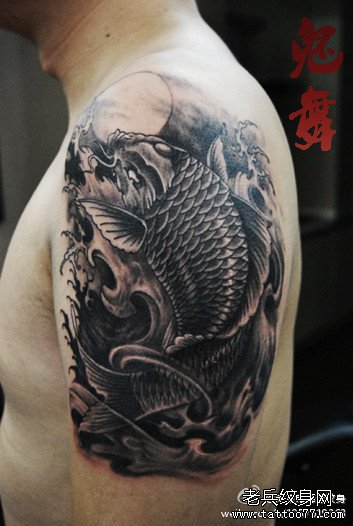 手臂潮流时尚的一款黑灰鲤鱼纹身图案_武汉纹
