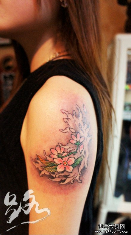 女生手臂潮流的小花卉纹身图案_武汉纹身店之