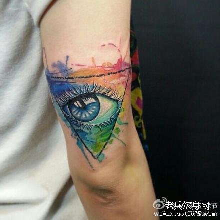 手臂一款精美时尚的彩色三角眼睛纹身图案