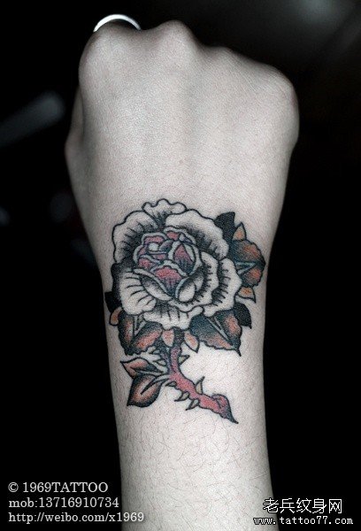 女生手腕唯美的玫瑰花纹身图案