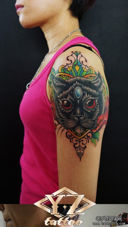 手臂潮流帅气的一款猫咪纹身图案