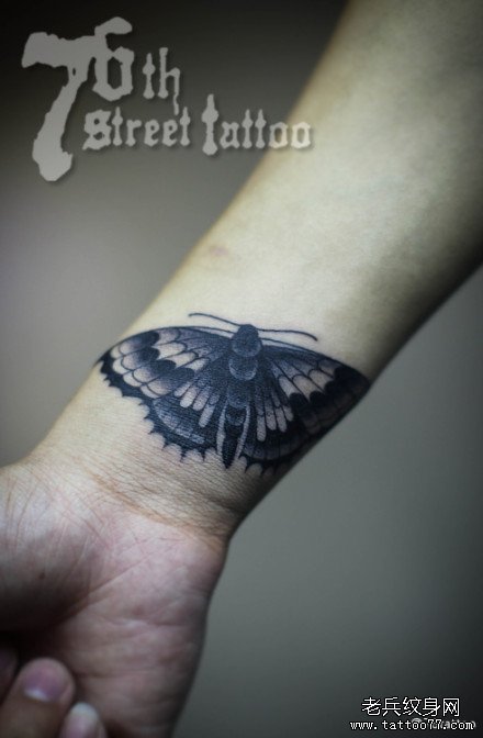 手腕潮流唯美的黑灰蝴蝶纹身图案