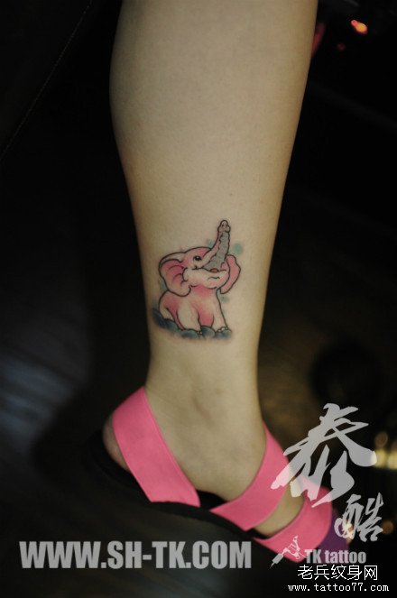 女生腿部可爱很萌的小象纹身图案