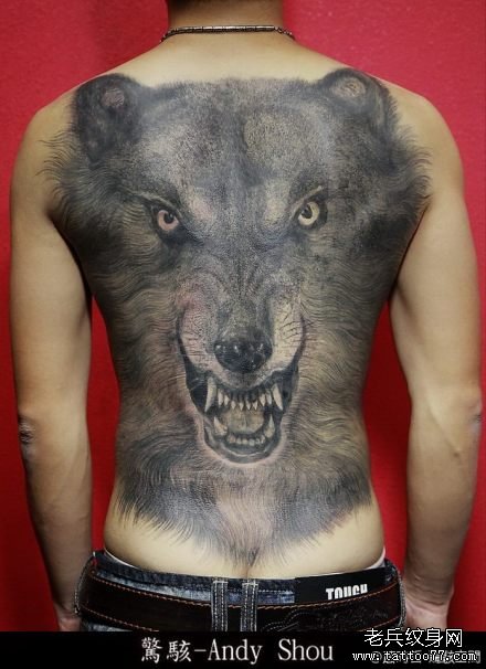 男生后背很酷经典的满背狼头纹身图案