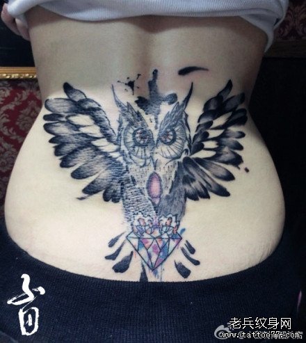 腰部潮流时尚的猫头鹰纹身图案