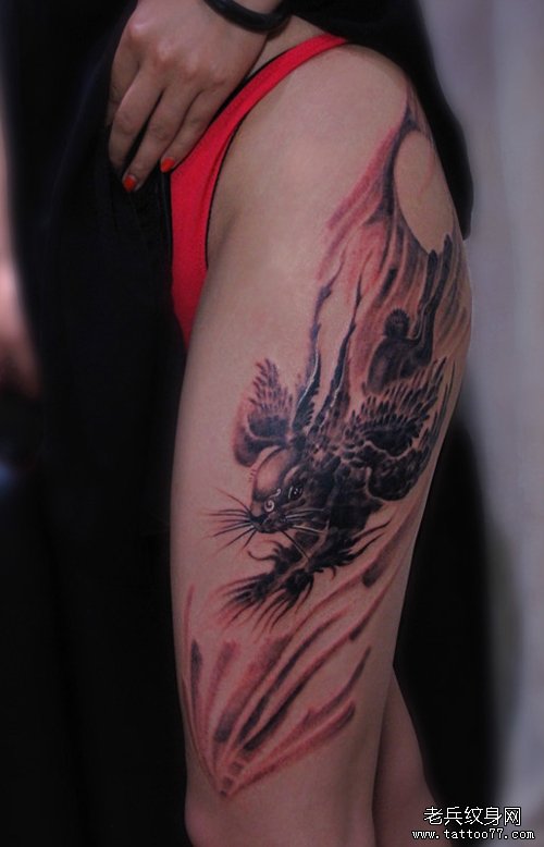 女生腿部经典的四翼兔纹身图案