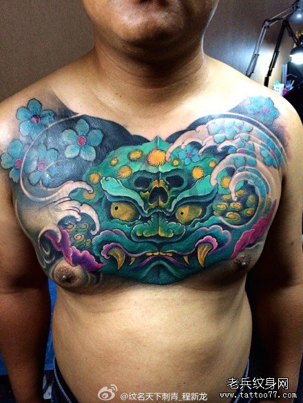 男人前胸很酷时尚的唐狮子纹身图案_武汉纹身